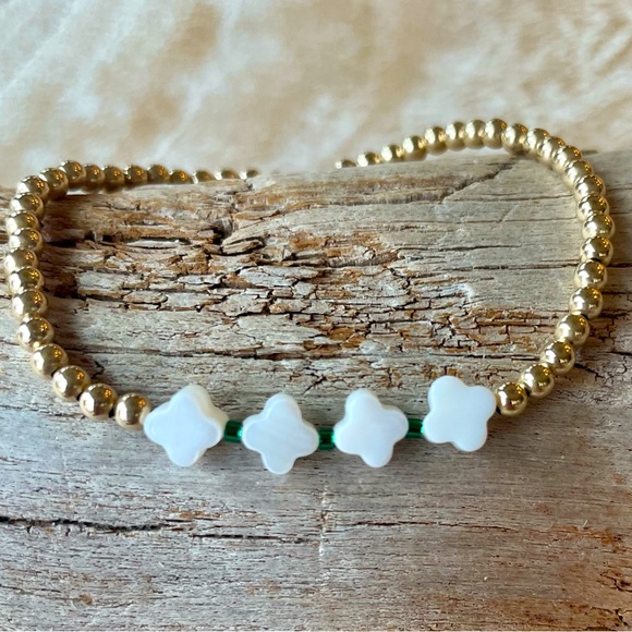Handmade 14k gold filled stretch shell clover bracelet - Picture 1 of 6